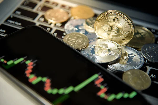 Bitcoin cryptocurrency ve şamdan grafiği smartphone cep telefonu ile