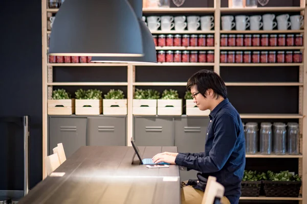 Tânăr om de afaceri asiatic care lucrează cu tabletă digitală în co-workin — Fotografie, imagine de stoc