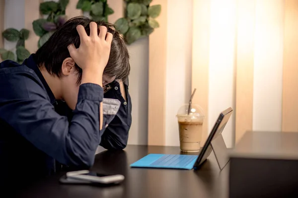 Молодой азиатский бизнесмен, работая в кафе, испытывает стресс — стоковое фото