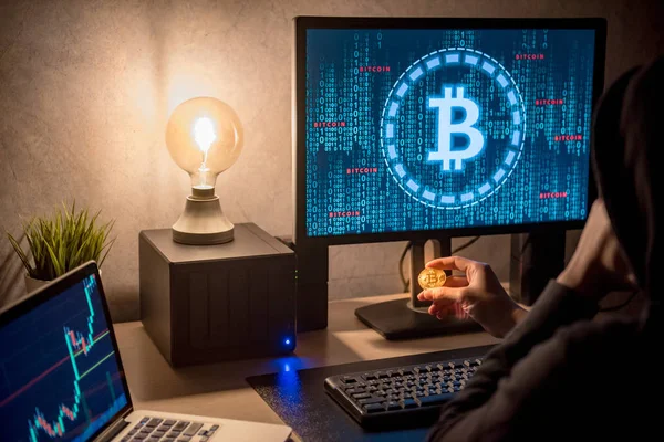 Hacker ved hjælp af computer til digital hvidvaskning af penge - Stock-foto