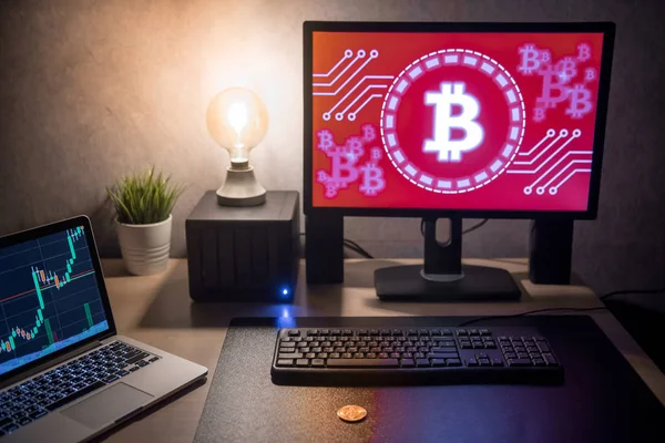 Bitcoin en el escritorio con gráfico y gráfico de velas en la pantalla — Foto de Stock