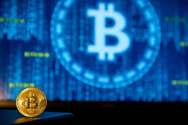 Bitcoin moneda de oro con pantalla binaria azul borrosa — Foto de Stock