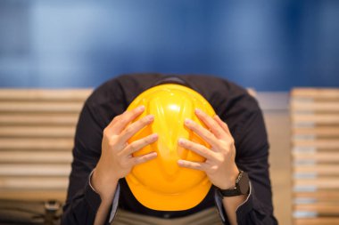 Küçük Asya mühendisi bankta otururken denenmiş duygu adam