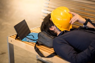 Küçük Asya mühendisi denenmiş duygu bankta yatan adam