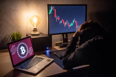 Erkek yatırımcı duygu stresli ve sinirli şamdan grafiği fiyat aşağı üstünde laptop perde ile bitcoin kriz nedeniyle. Bitcoin cryptocurrency dijital para krizi kavramı