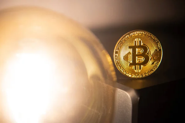 Estudio Tiro Bitcoin Moneda Oro Con Bengala Lámpara Mesa Criptomoneda — Foto de Stock
