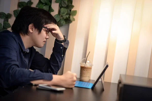 Fiatal Ázsiai Üzletember Érzés Hangsúlyozta Munka Közben Digitális Tábla Kávézóban — Stock Fotó