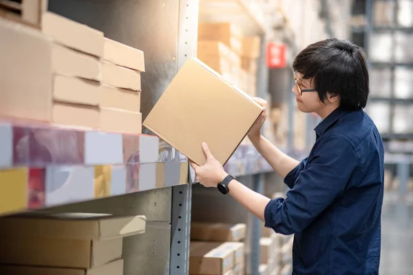Joven Hombre Asiático Recogiendo Caja Cartón Estante Almacén Almacenamiento Compras — Foto de Stock