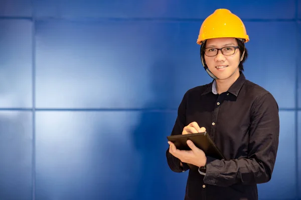Ung Asiatisk Ingenjör Mannen Bär Gula Skyddande Personsäkerhet Hjälm Skriver — Stockfoto