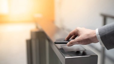 Otomatik geçit açmak için akıllı telefon kullanılıyor