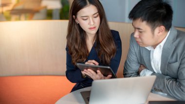 Asya sekreteri yönetici proje raporunu gösteriyor