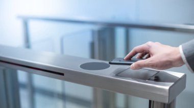 Otomatik geçit açmak için akıllı telefon kullanılıyor