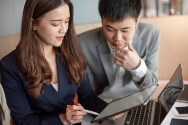 Asya sekreteri yönetici proje raporunu gösteriyor