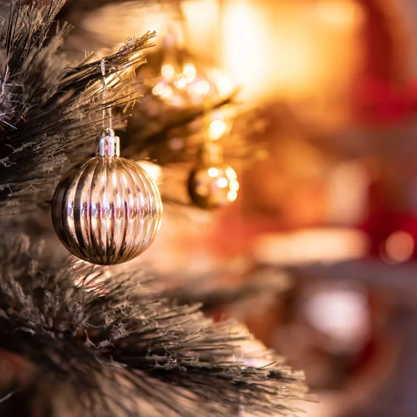 クリスマスツリーの枝にシルバークリスマスボール — ストック写真