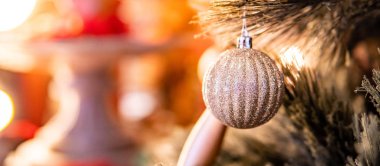 Gümüş Noel balosu Noel ağacının dalında 