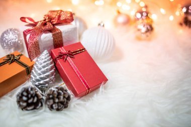 Kıllı halıda Noel süslemesi