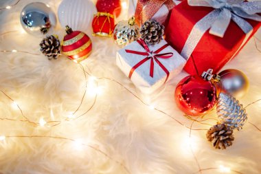 Kıllı halıda Noel süslemesi