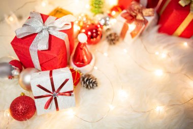 Kıllı halıda Noel süslemesi