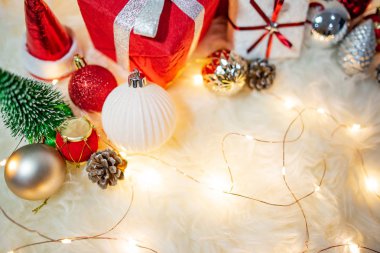 Kıllı halıda Noel süslemesi