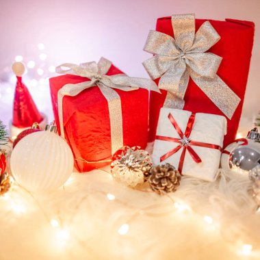 Kıllı halıda Noel süslemesi