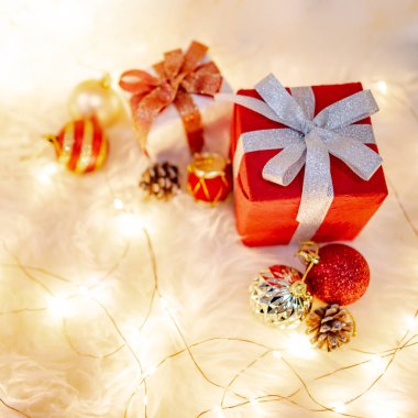 Kıllı halıda Noel süslemesi