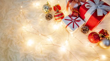 Kıllı halıda Noel süslemesi
