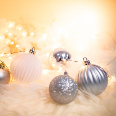 Kıllı halıda Noel balosu ve neşeli ışıklar.