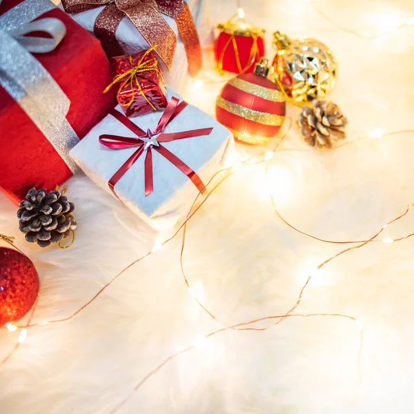 毛深いカーペット上のクリスマスの装飾 — ストック写真