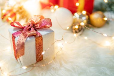 Kıllı halıda Noel süslemesi