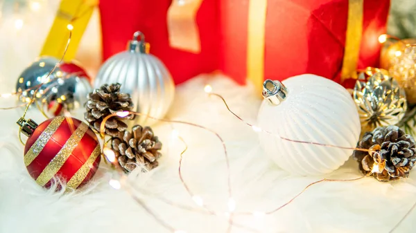 毛深いカーペットの上のクリスマスボールの装飾 — ストック写真