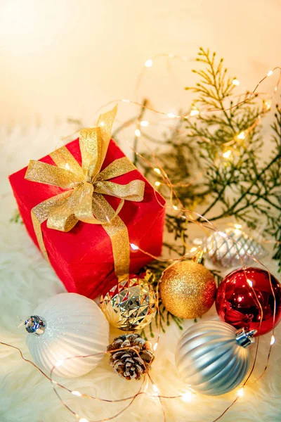 毛深いカーペット上のクリスマスの装飾 — ストック写真