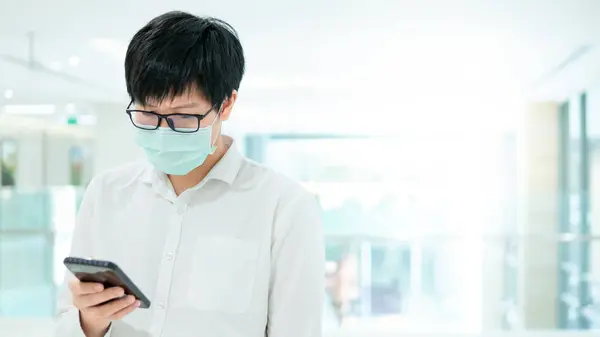 Paciente masculino usando smartphone no hospital — Fotografia de Stock