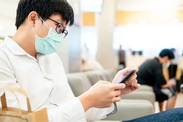 Mannelijke patiënt met smartphone in het ziekenhuis — Stockfoto