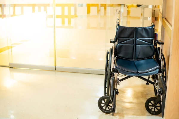 Cadeira Rodas Dobrável Couro Hospital Clínica Médica Conceito Cuidados Saúde — Fotografia de Stock