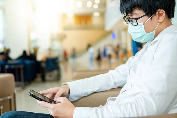 Paciente masculino usando smartphone no hospital — Fotografia de Stock