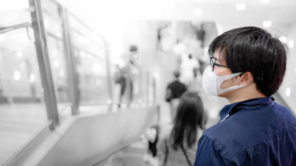 Ασιάτης που φοράει χειρουργική μάσκα στο σταθμό του μετρό — Φωτογραφία Αρχείου