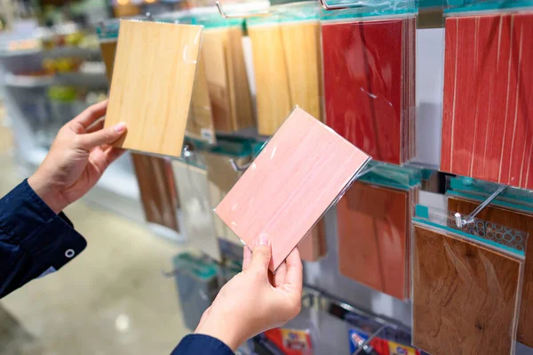 Male hand choosing wood panel material — Stock Photo, Image