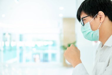 Hastanede öksüren Asyalı erkek hasta