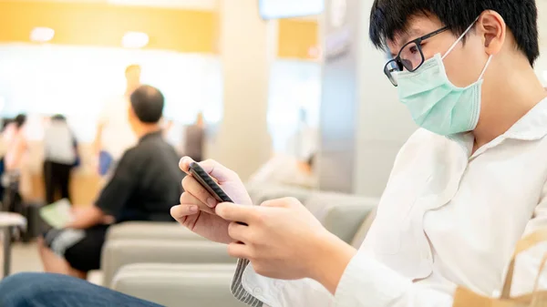 Mannelijke patiënt die smartphone gebruikt in het ziekenhuis — Stockfoto