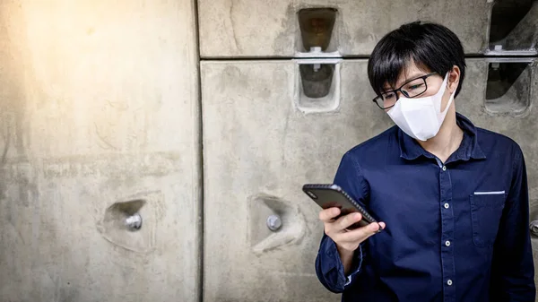 Aziatische man dragen masker met behulp van telefoon in metro — Stockfoto