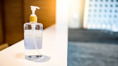 El yıkamak için alkol dezenfektanları. Halka açık alanda alkol jeli pompası şişesi. Wuhan Coronavirus (Covid-19) salgın enfeksiyon önleme ve kontrol. Hijyen ve sağlık hizmetleri kavramı