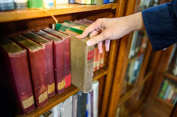 Estudiante Universitario Masculino Eligiendo Escogiendo Libro Vintage Una Vieja Estantería — Foto de Stock