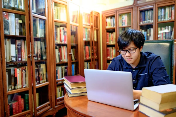 Asiatique Homme Étudiant Universitaire Utilisant Ordinateur Portable Livre Lecture Proximité — Photo