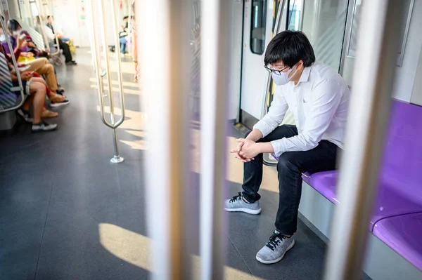 Asiatisk Mand Iført Kirurgisk Ansigtsmaske Sidder Skytrain Eller Bytog Forebyggelse - Stock-foto