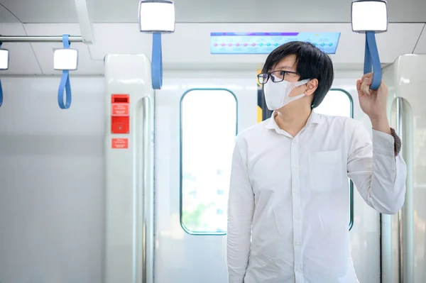 Aziatische Man Draagt Chirurgisch Gezichtsmasker Met Leuning Skytrain Stadstrein Preventie — Stockfoto