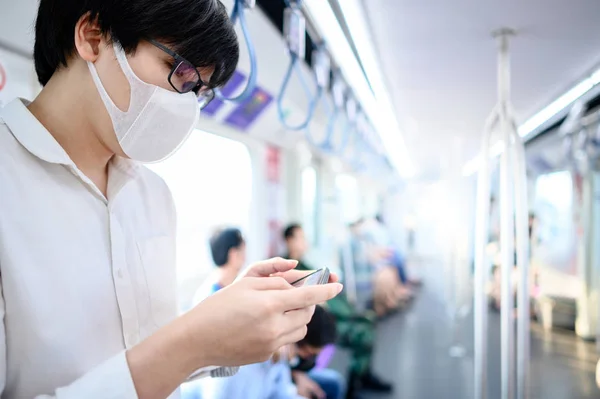 Aziatische Man Draagt Chirurgische Gezichtsmasker Met Behulp Van Smartphone Skytrain — Stockfoto