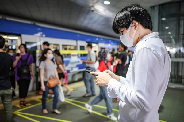 Aziatische Man Draagt Chirurgische Gezichtsmasker Met Behulp Van Smartphone Skytrain — Stockfoto