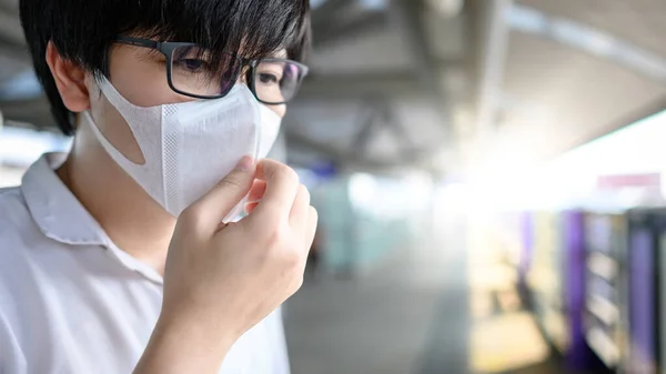 Homem Asiático Usando Máscara Facial Estação Skytrain Plataforma Trem Urbano — Fotografia de Stock