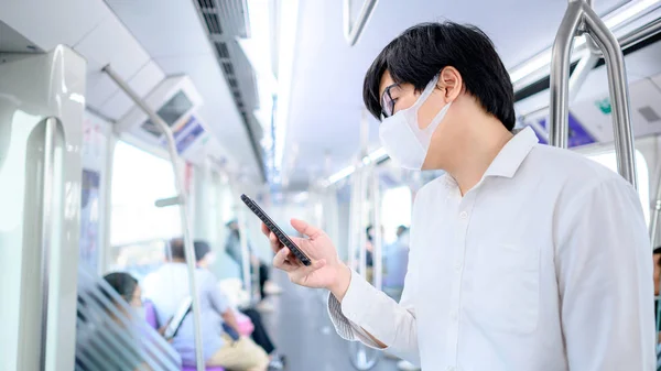 Aziatische Man Draagt Chirurgische Gezichtsmasker Met Behulp Van Smartphone Skytrain — Stockfoto