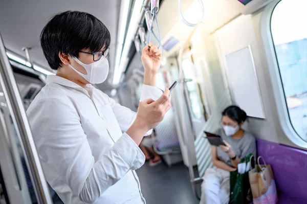 Aziatische Man Draagt Chirurgische Gezichtsmasker Met Behulp Van Smartphone Skytrain — Stockfoto